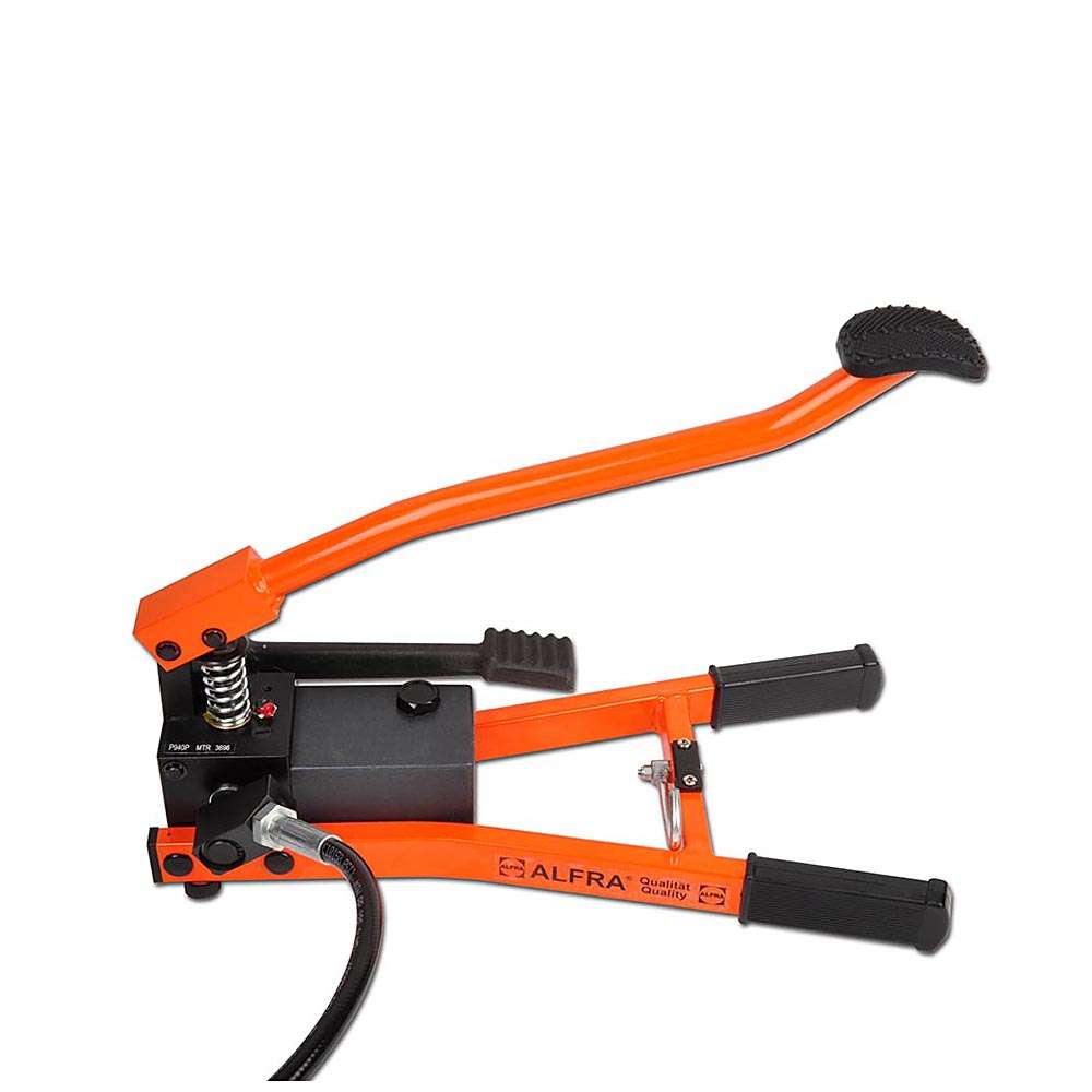 ALFRA voetpomp - max. werkdruk - 700 bar - tankinhoud 270 cm3 - debiet 1,7 cm3 per zuigerslag - verschillende uitvoeringen