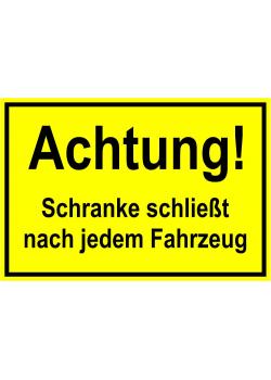 Zufahrts und Zutrittsschild "Achtung! Schranke schließt nach jedem Fahrzeug"