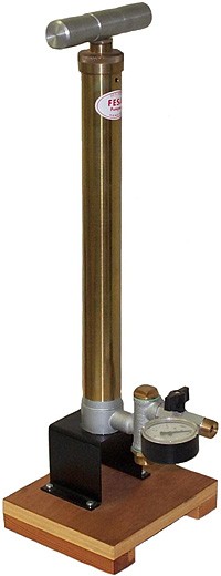 Ręczna pompa próżniowa na drewnianej desce - z manometrem - objętość ok. 477 ml / skok - przyłącze AG 1/2 cala